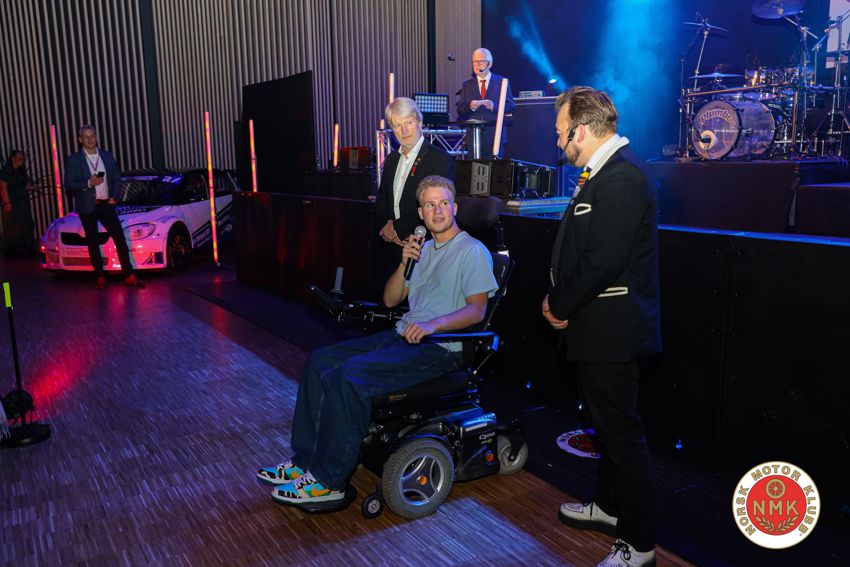 Elliot tok i mot medaljen til Pål Anders